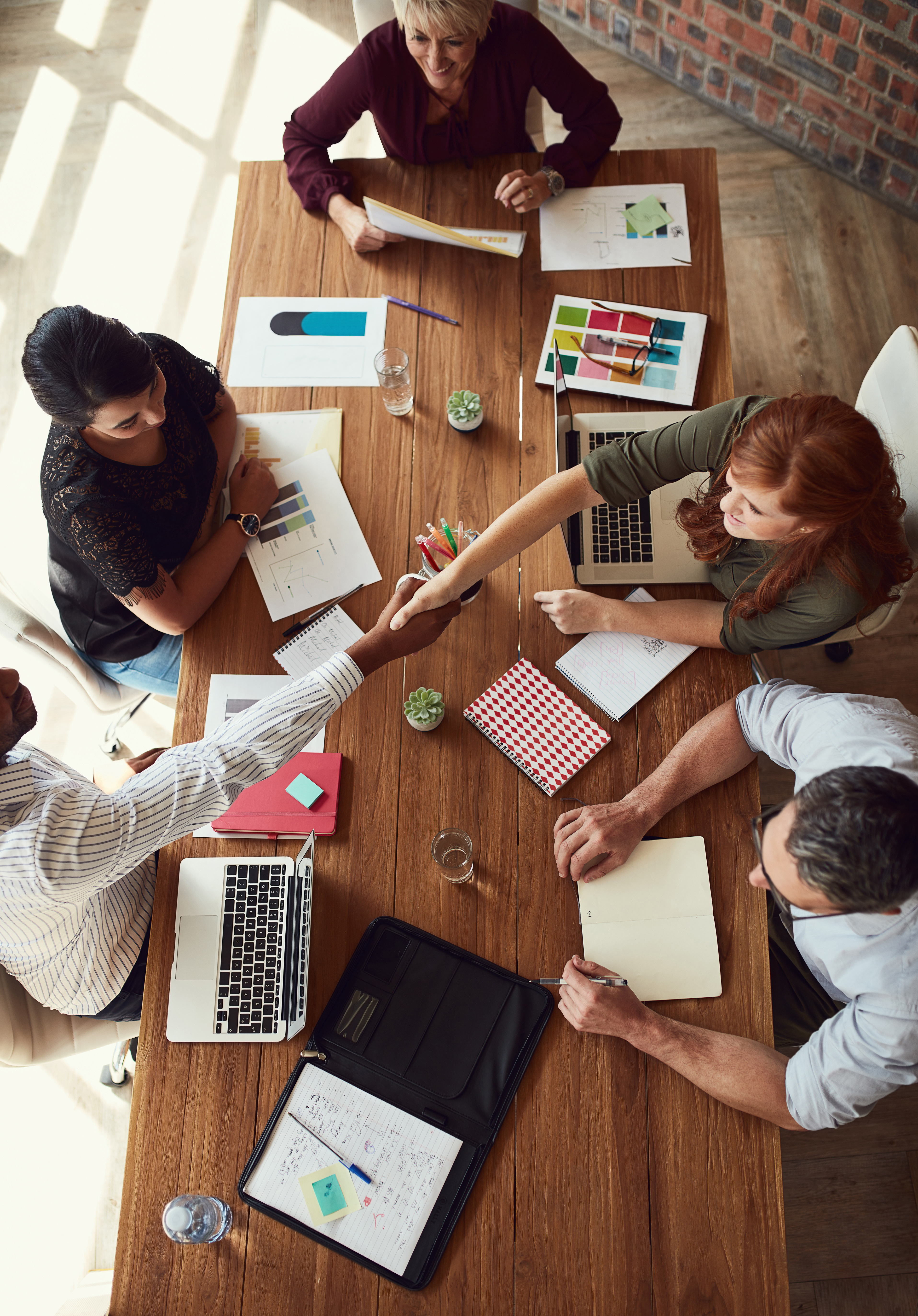 Reunión de negocios cerrando un acuerdo